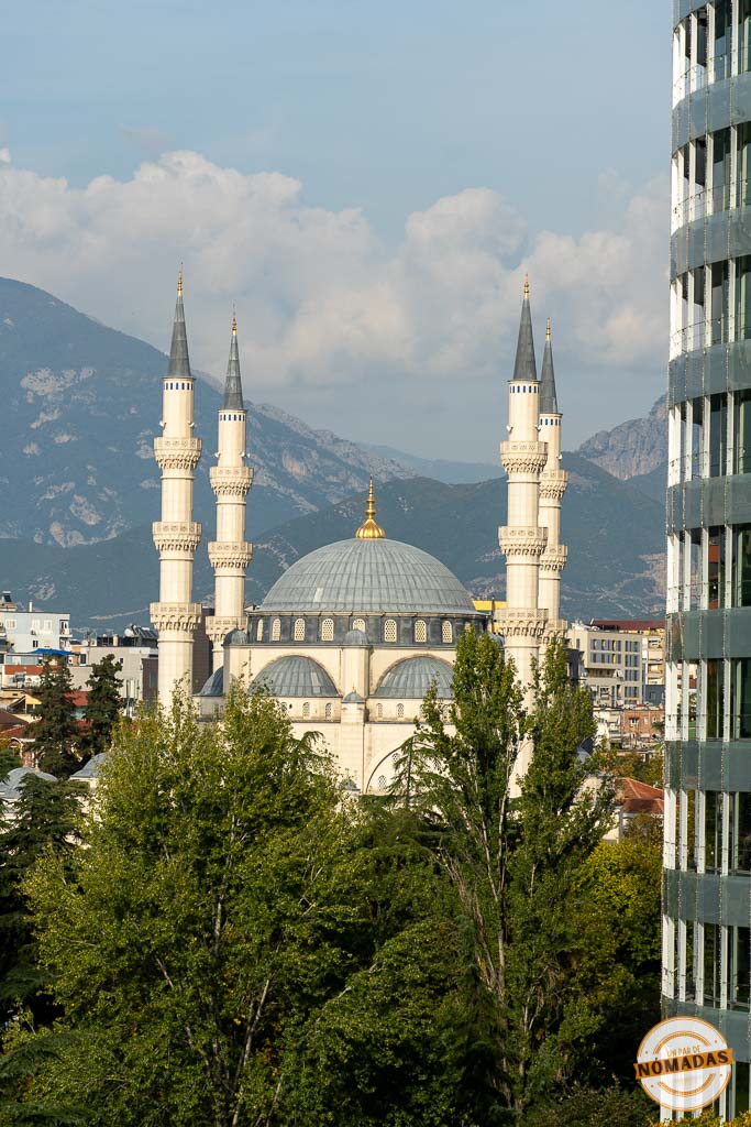 Vista de los minaretes y la cúpula de la Gran Mezquita de Namazgah en Tirana, con las montañas del parque Dajti al fondo.