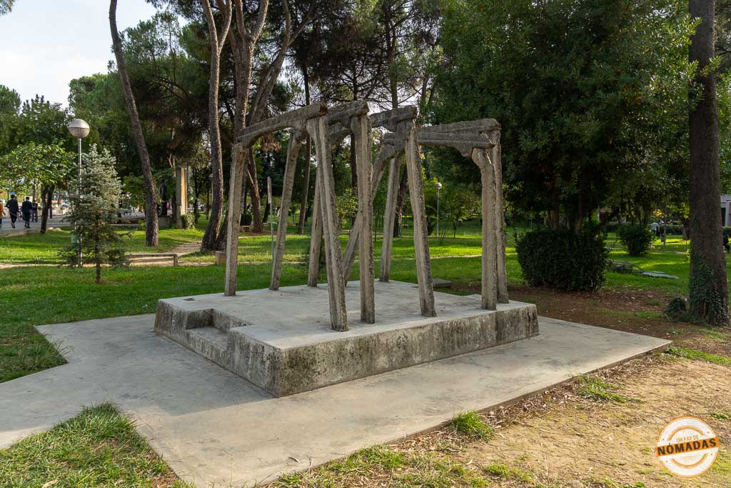 Estructura de vigas de hormigón en el memorial Postbllok de Tirana, traídas originalmente de la mina de la prisión de Spaç.