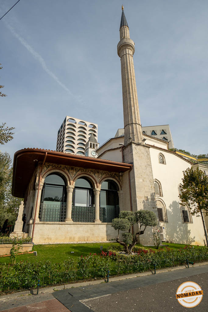 Vista exterior de la histórica Mezquita de Et'hem Bey, con su minarete y la Torre del Reloj asomando tras ella.