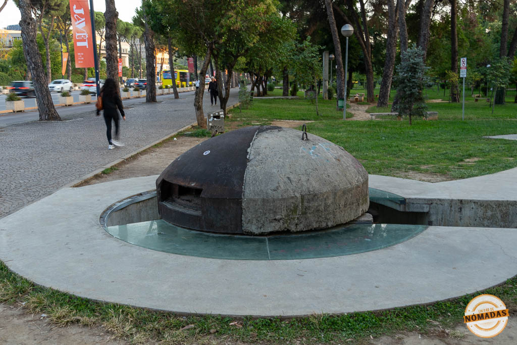 Un búnker de hormigón en el memorial Postbllok (Checkpoint), situado en un parque a la entrada del barrio de Blloku en Tirana.