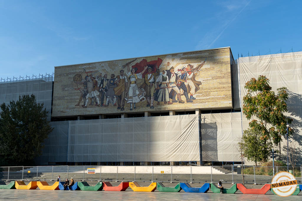 Fachada del Museo Histórico Nacional en la Plaza Skanderbeg, destacando el enorme mosaico comunista "Los Albaneses" en la parte superior.