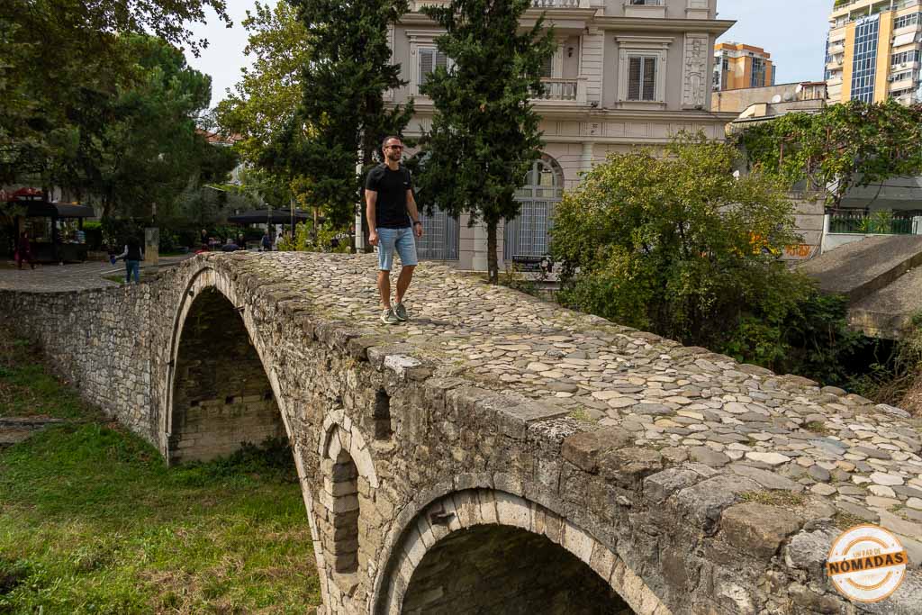 Oscar caminando sobre el empedrado del Puente de los Curtidores, un puente de piedra de estilo otomano.