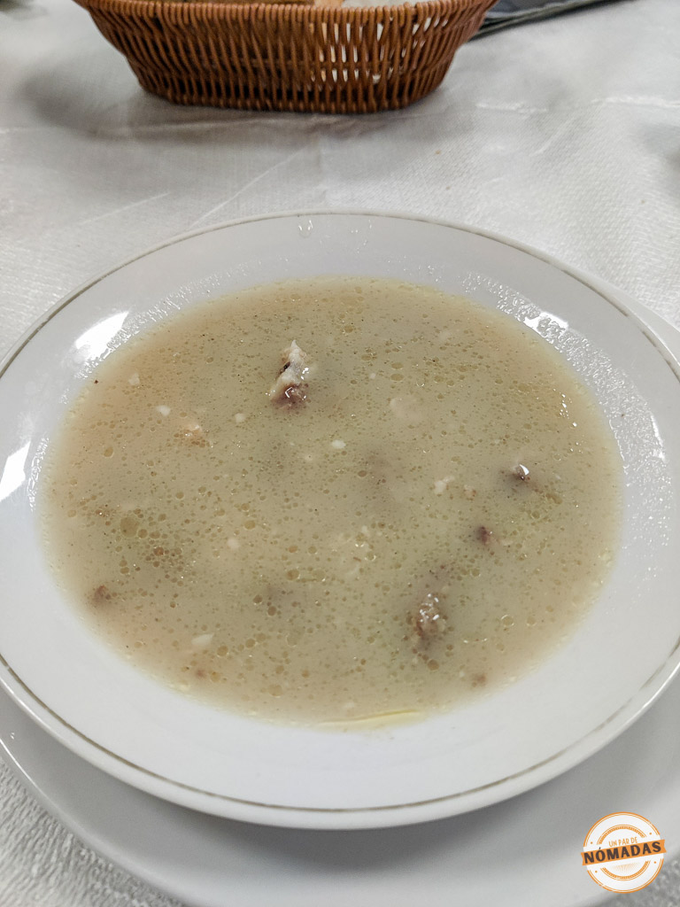 Plato de sopa de sesos tradicional servido en el restaurante local Gjellëtore Dibra en Tirana.