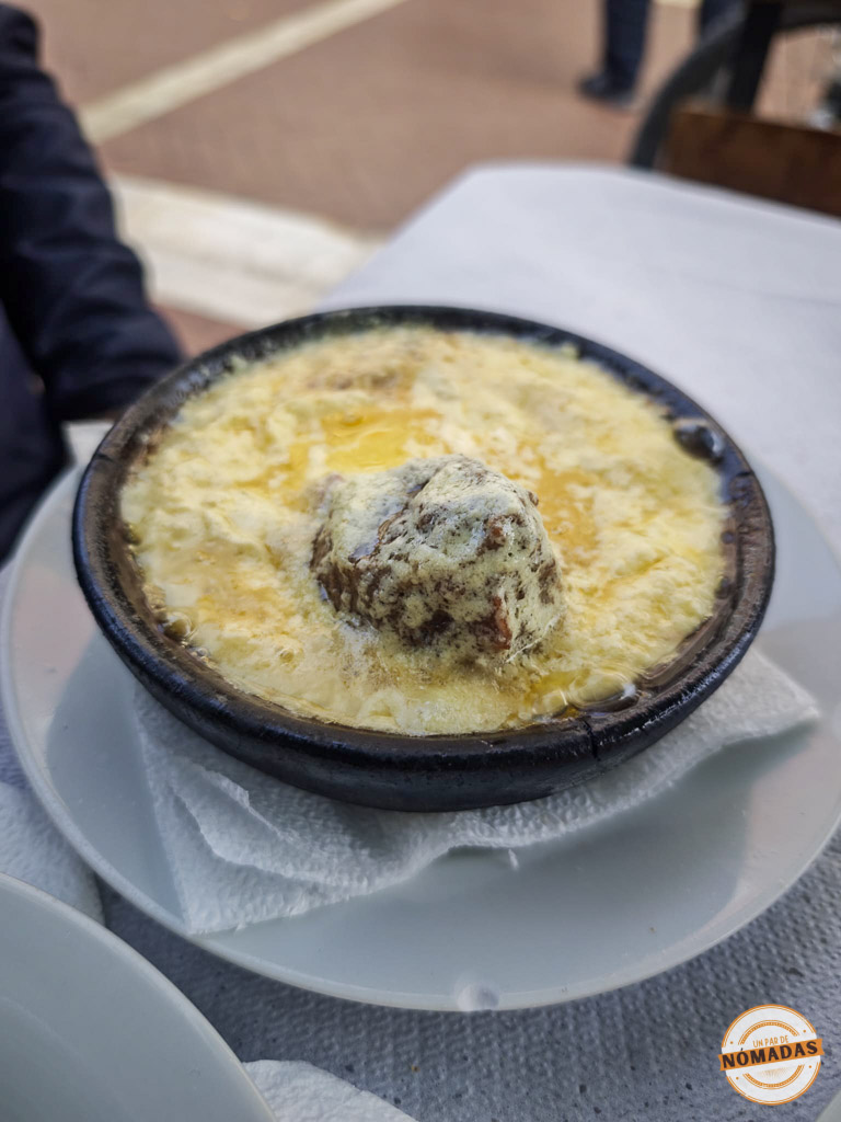 Cazuela de barro con Tavë Kosi recién horneado, un plato de cordero y yogur, servido en el restaurante Tradita Të Mëdha de Tirana.