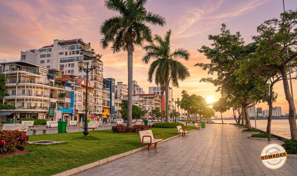 Espectacular atardecer dorado en el paseo fluvial Sisowath Quay junto al río en Phnom Penh.