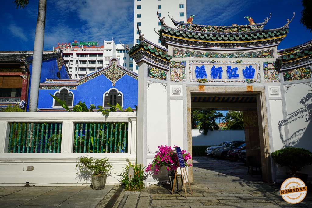 Fachada exterior de la histórica Blue Mansion de color azul índigo intenso y su puerta principal de estilo tradicional chino en Georgetown, Penang.
