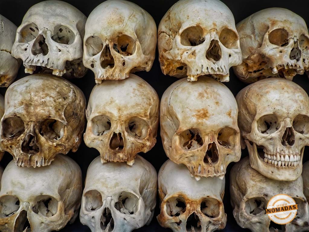Cráneos humanos apilados en la estupa conmemorativa de los Campos de Exterminio de Choeung Ek en Phnom Penh.