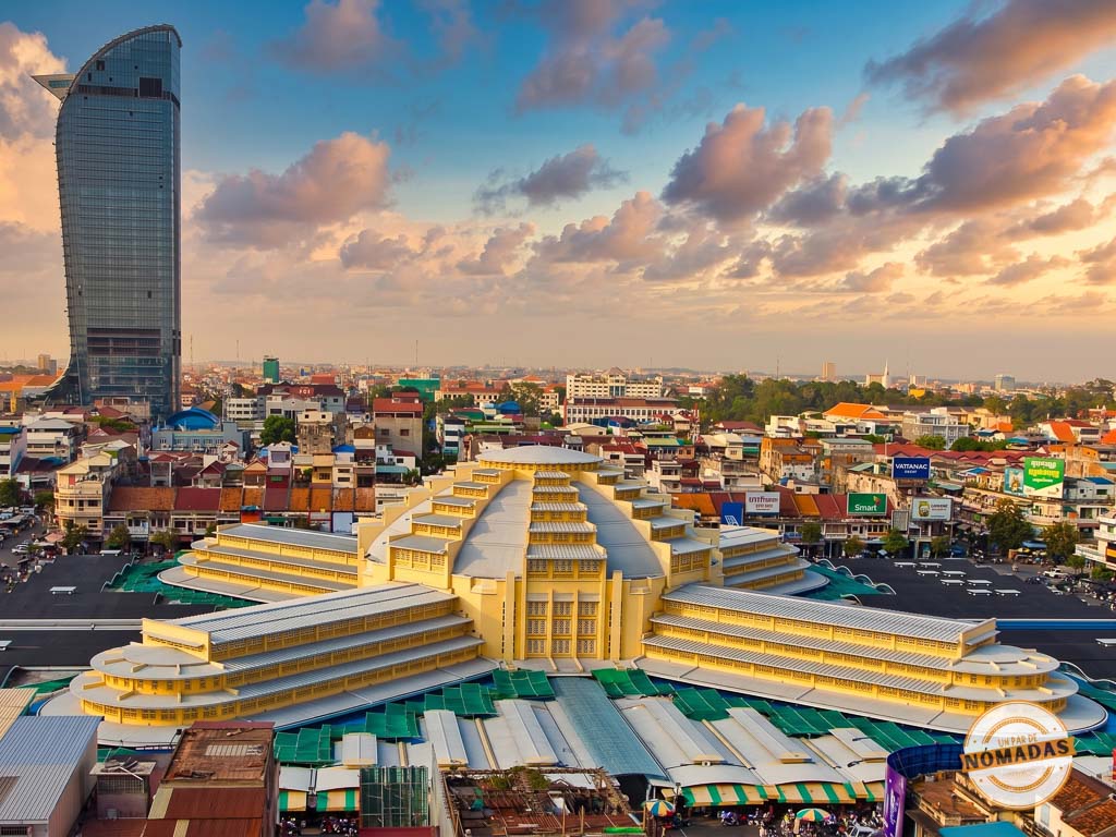 Vista exterior de la emblemática cúpula Art Déco del Mercado Central Psar Thmei en Phnom Penh.