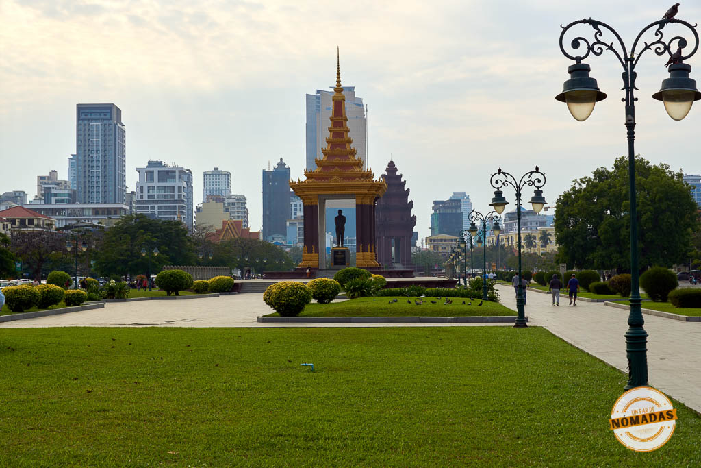 Pabellón dorado con la estatua de bronce del Rey Norodom Sihanouk rodeado de parques y modernos rascacielos, un lugar conmemorativo que ver en Phnom Penh.