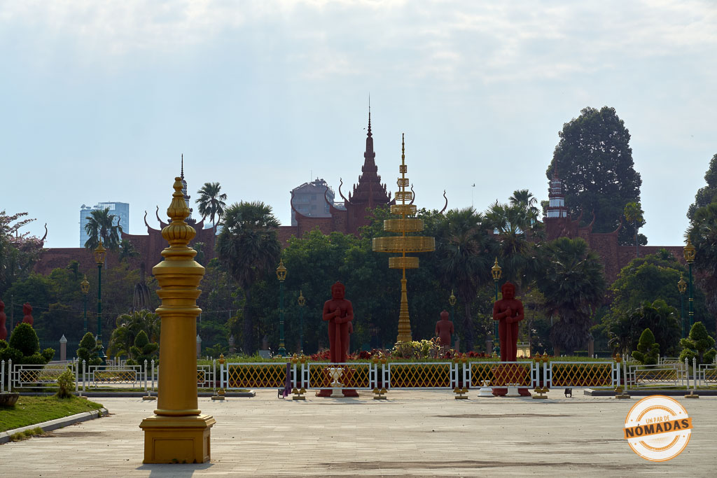 Vista exterior de la fachada de terracota roja del Museo Nacional de Camboya en Phnom Penh.