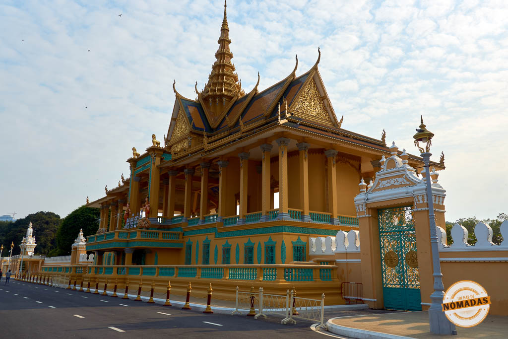 Impresionante arquitectura jemer del Palacio Real, uno de los lugares más importantes que ver en Phnom Penh, con sus característicos tejados dorados.