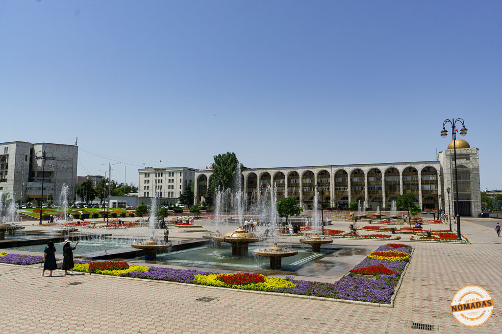 Amplia y soleada Plaza Ala-Too con sus coloridos jardines y grandes fuentes frente a la arquitectura soviética, un lugar imprescindible que ver en Bishkek