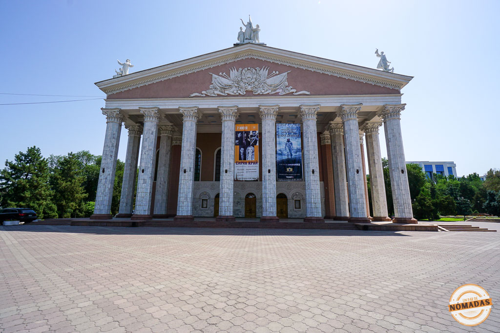 Fachada clásica del majestuoso Teatro Nacional de Ópera y Ballet de Kirguistán con grandes columnas de mármol blanco, un edificio histórico que ver en Bishkek