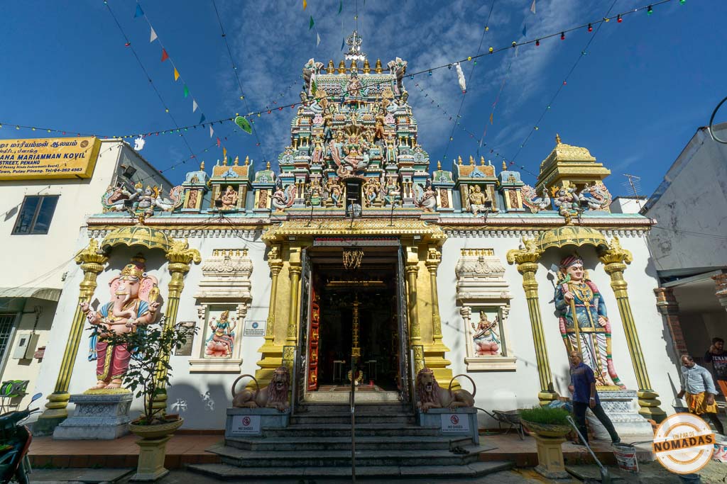 Fachada principal y colorida torre gopuram llena de esculturas de deidades en el templo hindú Sri Mahamariamman, situado en el barrio de Little India en Georgetown, Penang.