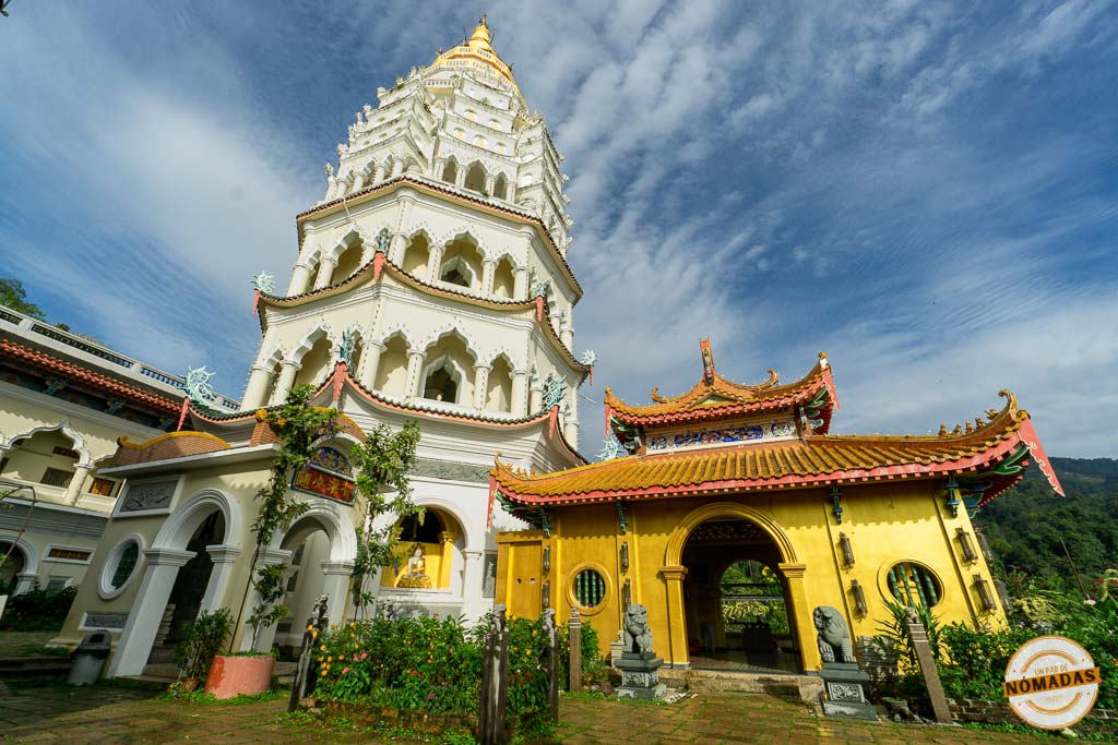 Vista de la imponente Pagoda de los Diez Mil Budas de color blanco junto a un vistoso pabellón amarillo en el recinto del templo budista Kek Lok Si en Penang.