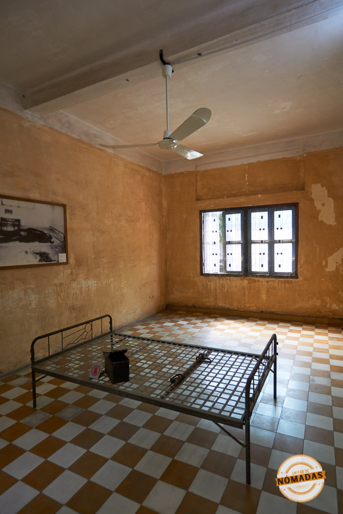 Celda de interrogatorios con una austera cama de hierro en el Museo del Genocidio Tuol Sleng (S-21) en Phnom Penh.