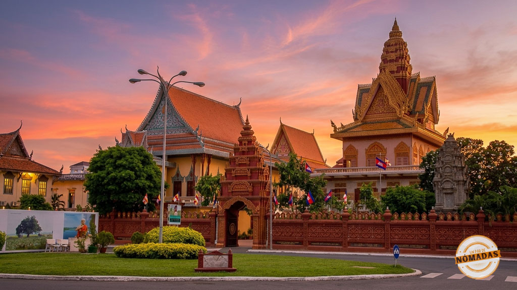 Espectacular atardecer sobre el complejo del templo Wat Ounalom frente al río en Phnom Penh.